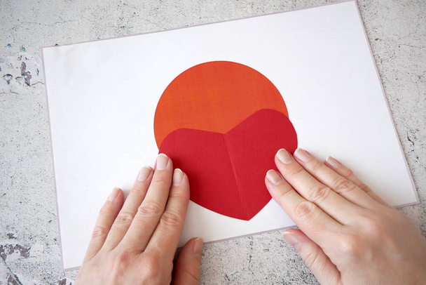 Я люблю Японию. Руки делают сердце на фоне флага Японии. 27 марта День Японии, День латиноамериканцев, крупный план - Фото, изображение