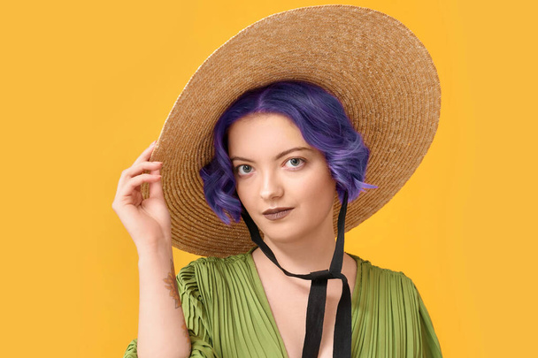 Гарна молода жінка з фіолетовим волоссям на кольоровому тлі. Дуже барвистий 2022 рік - Фото, зображення