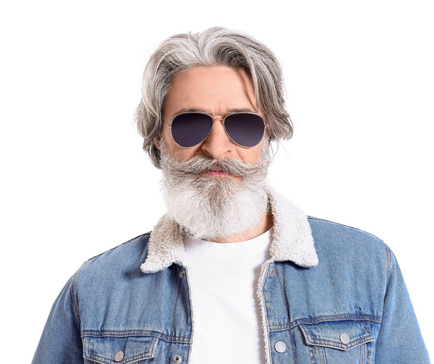 Starší muž ve stylovém slunečních brýlích na bílém pozadí - Fotografie, Obrázek