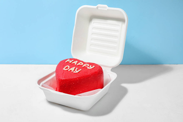 Пластикова обідня коробка зі смачним пирогом Бенто на кольоровому фоні
 - Фото, зображення