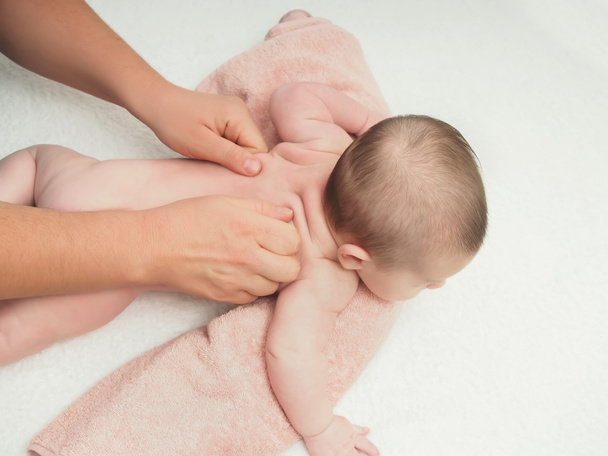 Médico masaje pequeño caucásico bebé espalda
 - Foto, Imagen