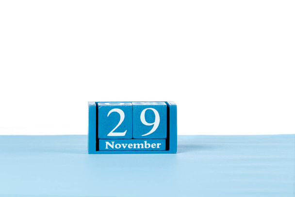 Calendario de madera 29 de noviembre sobre fondo blanco de cerca
 - Foto, Imagen