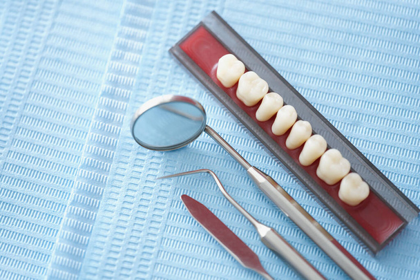Zestaw narzędzi medycznych dla stomatologa w leczeniu problemów z zębami - Zdjęcie, obraz