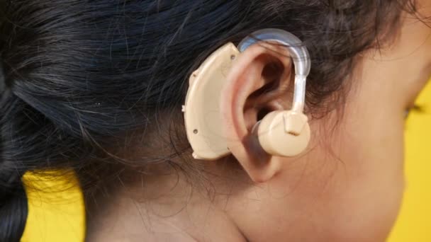 Kuulolaitteiden käsite, lapsi, jolla on kuulo-ongelmia. - Materiaali, video