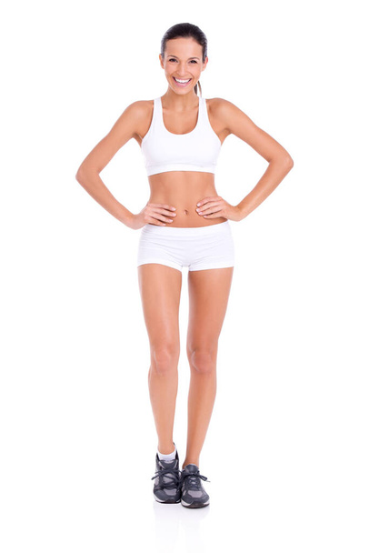 Ragazza poster per un corpo sano. Studio ritratto di una giovane donna in forma con attrezzi da ginnastica isolato su bianco. - Foto, immagini