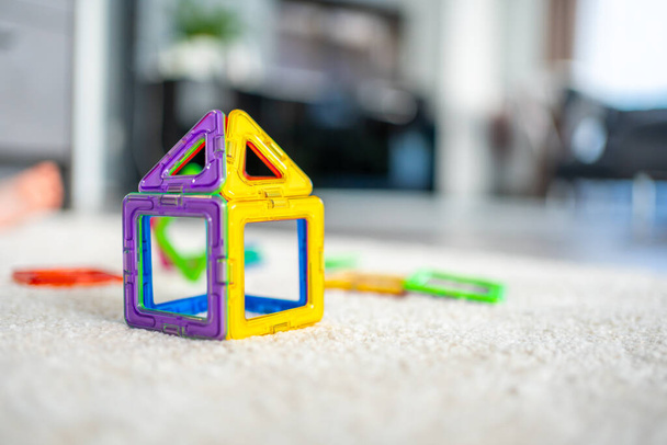 Kleurrijke magneet plastic blokken kit. Het kind speelt educatieve spelletjes. Ontwikkeling van vroege kinderjaren. - Foto, afbeelding