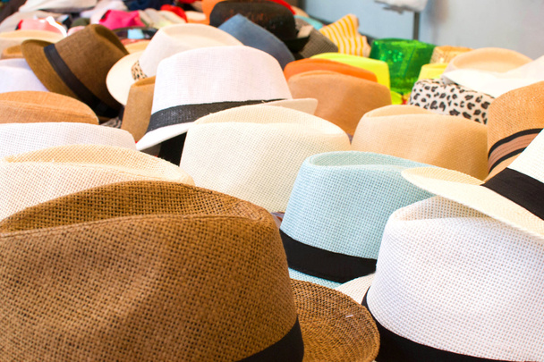 Veel hoeden op een markt - Foto, afbeelding