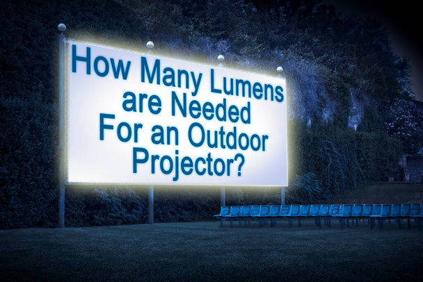 Hány lumenre van szükség egy kültéri projektorhoz? Koncepció szabadtéri mozival székekkel és fehér vetítővászonnal - Fotó, kép