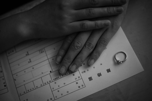 rellenando un informe de divorcio Informe de divorcio en Japón - Foto, imagen