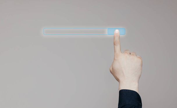 Ręka człowieka używa przeglądarki na ekranie dotykowym komputera. Ręcznie używa paska do wyszukiwania danych w Internecie - Zdjęcie, obraz