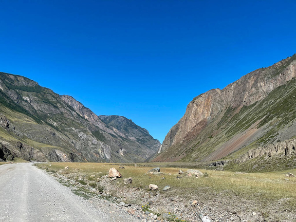 Ο δρόμος πηγαίνει στην απόσταση στα βουνά, Altai, Ρωσία - Φωτογραφία, εικόνα