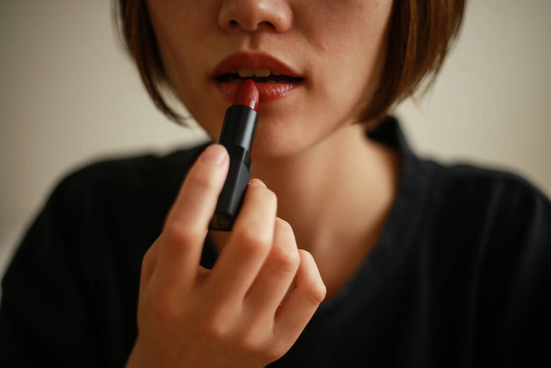 mooie jonge vrouw met rode lippenstift - Foto, afbeelding