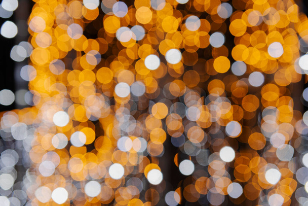 Leuchtende Weihnachtsdekoration fotografiert mit bewusster Verschiebung des Fokuspunktes, um einen Unschärfeeffekt zu erzielen. - Foto, Bild