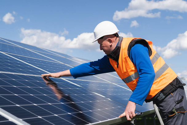 Ingeniero de planta de energía solar hace una inspección visual de paneles solares - Foto, imagen