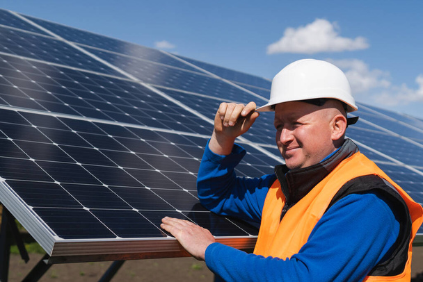 Aurinkoenergia maatilan työntekijä nojaa paneelit - Valokuva, kuva