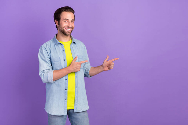 Photo of cheerful good mood man point finger copyspace advice promotion isolated on violet color background - Fotografie, Obrázek