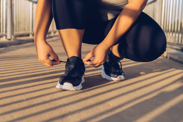 Nainen sitominen kengännauhat on footbridge - Valokuva, kuva