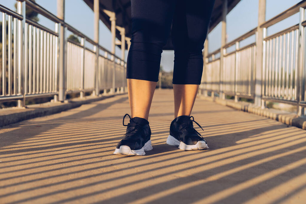 mujer caminando ejercicio en el paso elevado - Foto, Imagen