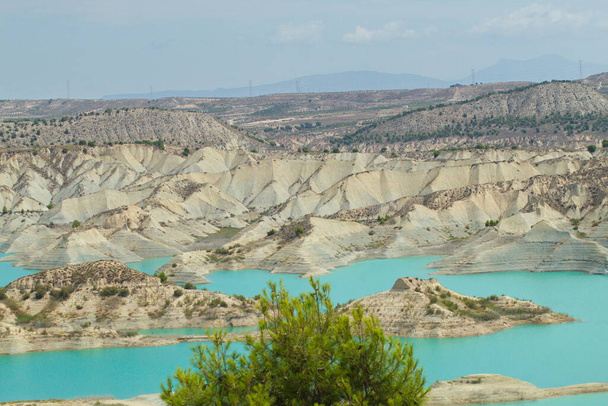 Впечатляющий ландшафт, сформированный оврагами Гебас и водохранилищем Альхесирас в Мурсии - Фото, изображение