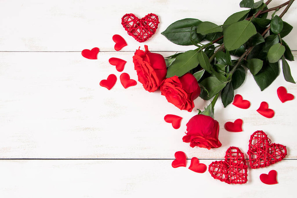 Piros rózsák és szívek fehér fa háttéren. Valentin-nap, SMS helye. - Fotó, kép