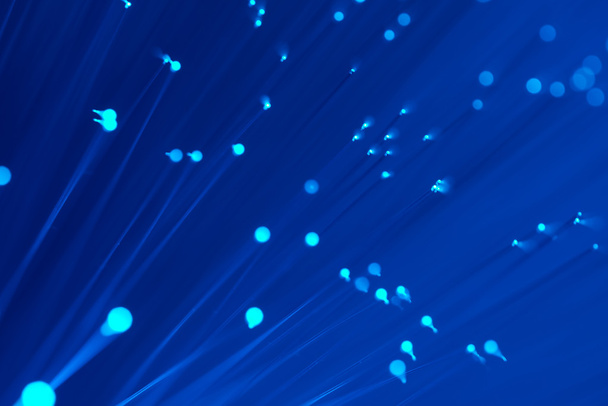 Optik fiber dinamik teknoloji arka planının derinliklerinden uçuyor. - Fotoğraf, Görsel