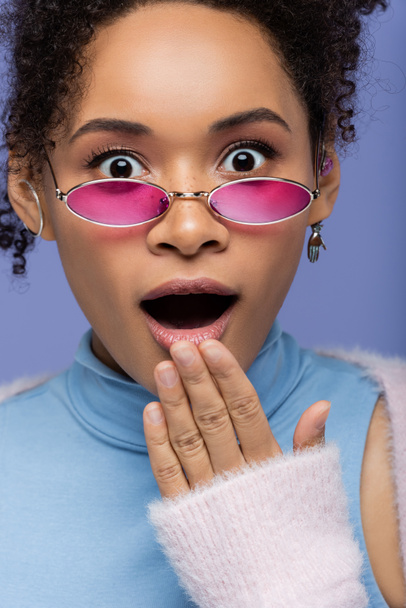 gros plan de femme afro-américaine choquée avec bouche ouverte isolée sur violet  - Photo, image