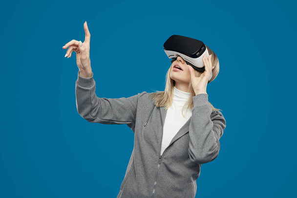 Woman exploring virtual reality in VR headset - Fotoğraf, Görsel