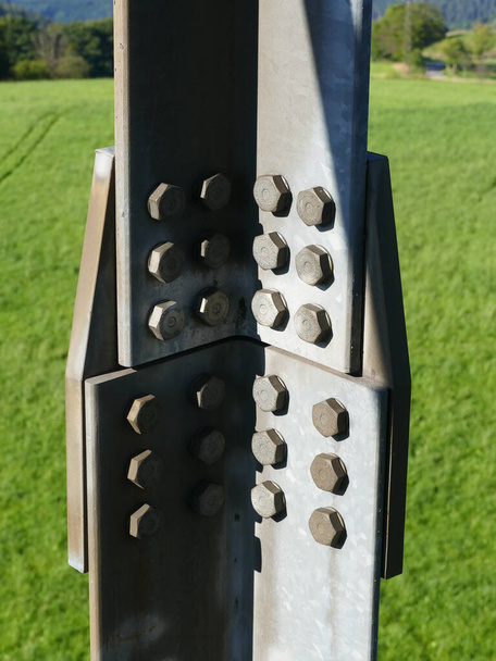 Tornillo conexiones de la torre Schomberg en el Schomberg cerca del pueblo Wildewiese en el Sauerland, Renania del Norte-Westfalia, Alemania - Foto, Imagen