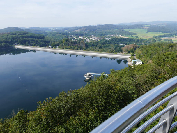 Pohled na Biggetalsperre (velké jezero), přehradu a přebytek, Sauerland, Severní Porýní-Vestfálsko, Německo - Fotografie, Obrázek