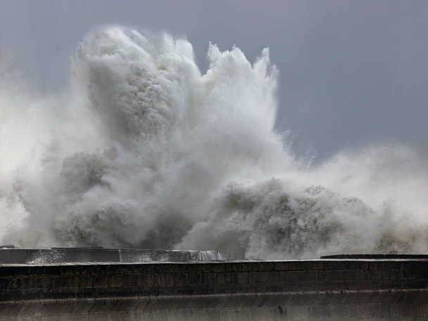 Большие штормовые волны прорываются над пирсом с севера Португалии - Фото, изображение