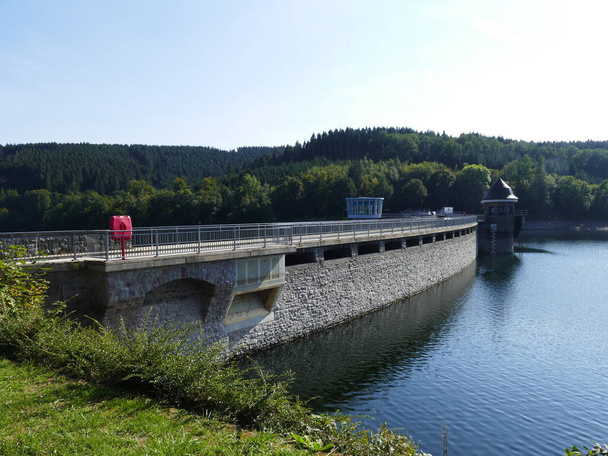 Barragem do Listertalsperre (Lister lake) em Sauerland, Renânia do Norte-Vestefália, Alemanha - Foto, Imagem