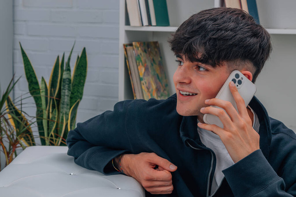 Мальчик-подросток разговаривает по мобильному телефону
 - Фото, изображение