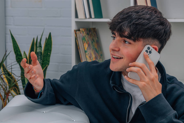 Genç çocuk cep telefonda konuşurken - Fotoğraf, Görsel
