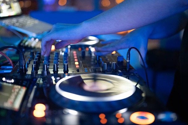 Arkaplanda sigara ve ışık ile parti festivalinde DJ 'lik yapmak - İçindeki disko kulübünün yaz gece hayatı görüntüsü.  - Fotoğraf, Görsel