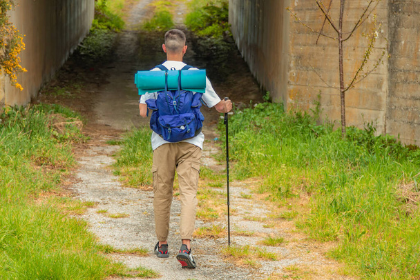 Человек с рюкзаком на природе - Фото, изображение