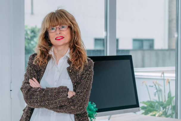 enterprising business woman in the office - Zdjęcie, obraz