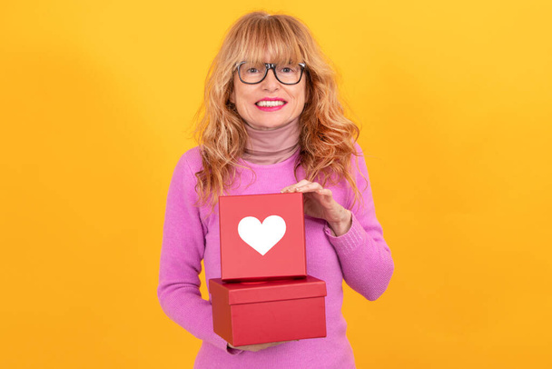 nő ajándék doboz szívvel, Valentin - Fotó, kép