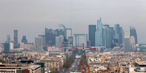 La Defense is een moderne zakenwijk en woonwijk in de dichtstbijzijnde buitenwijk van Parijs, ten westen van het XVI arrondissement. Uitzicht vanuit het centrum van Parijs op de gebouwen en het profiel van de wijk La Defense op een herfstdag.  - Foto, afbeelding