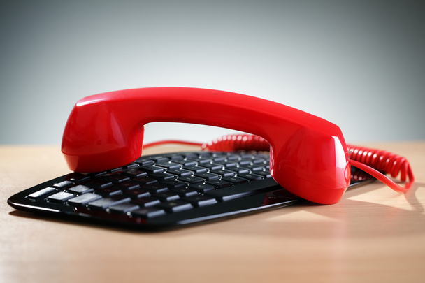 Red telephone receiver on keyboard - Zdjęcie, obraz