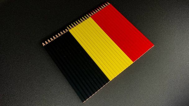 Abstrakcja z ołówków do rysowania. Ołówki złożone pod banderą Belgii - Zdjęcie, obraz