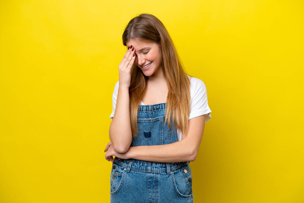 Young caucasian woman isolated on yellow background laughing - Foto, Imagem