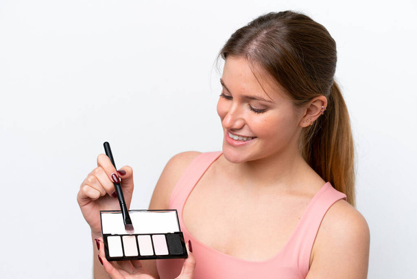 Mladá běloška žena izolované na bílém pozadí s make-up paleta - Fotografie, Obrázek