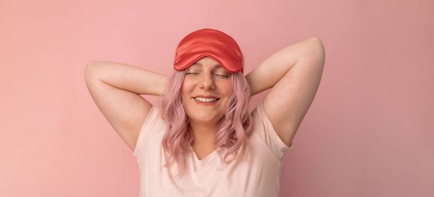 Красива молода жінка з рожевим волоссям боб розтягується ізольовано на рожевому тлі. концепція радості
 - Фото, зображення