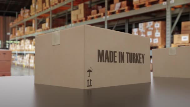 Laatikot MADE IN TURKEY teksti kuljettimella. Turkkilaiset tavarat liittyvät silmukka 3D animaatio - Materiaali, video