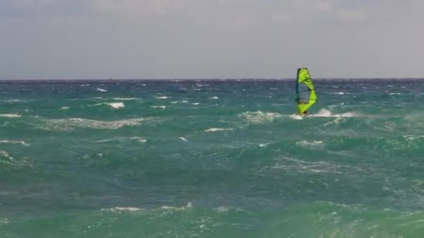 Ein Windsurfer genießt die Welle auf dem Atlantik in Pozo Izquierdo, Gran Canaria, Kanarische Inseln, Spanien  - Filmmaterial, Video
