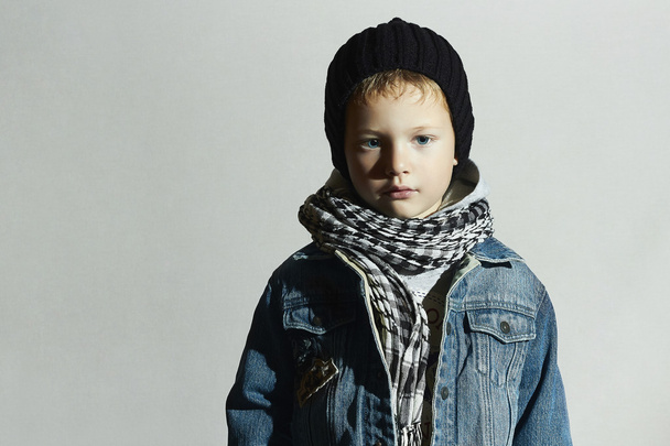 modieuze jongetje in sjaal en jeans.winter style.fashion kids.funny kind - Foto, afbeelding