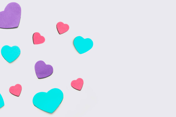 Valentijnsdag achtergrond. Geïsoleerde multi-gekleurde harten op een witte achtergrond. - Foto, afbeelding