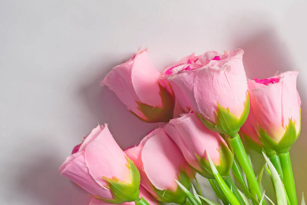 Ystävänpäivä tausta kukkakimppu vaaleanpunaisia ruusuja valkoisilla taustoilla. - Valokuva, kuva