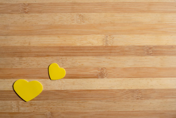 Маленькі серця на дерев'яному столі. 14 лютого концепція любові
. - Фото, зображення