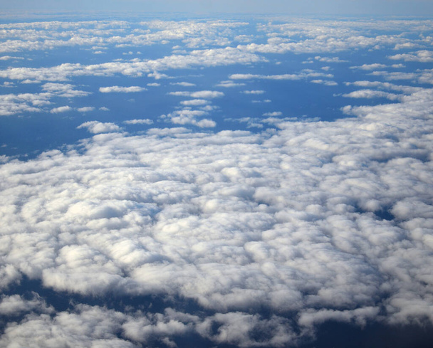 Camada de nuvens baixas sobre o mar vista de cima - Foto, Imagem